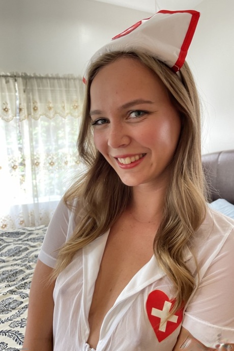 La amateur Stella Sedona muestra su culo y su culo en un disfraz de enfermera