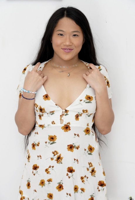 La exótica adolescente asiática Alona Bloom muestra su cuerpo regordete y abre sus agujeros