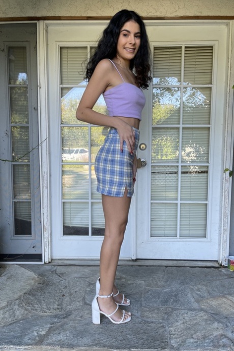 Sexy Latina babe Angel Gostosa si sundává kalhotky a roztahuje svou lahodnou kundičku