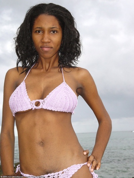 Exotische amateur ebony Satya wast haar grote tieten, kont & harige poesje in de zee