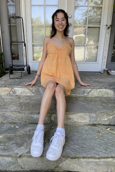 La teenager asiatica Asia Rivera mostra i suoi bei piedi e i suoi buchi da vicino