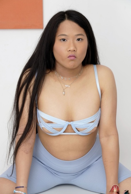 胖乎乎的亚洲女孩阿罗娜-布鲁姆脱光衣服，展示剃光的阴部