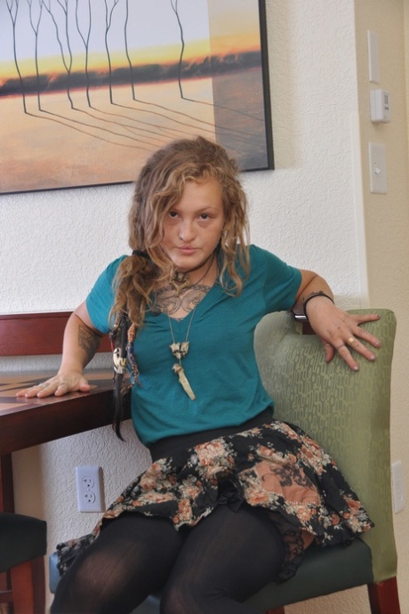 Krullende tiener Naomi stript tot op haar kousen & spreidt haar harige kut uit
