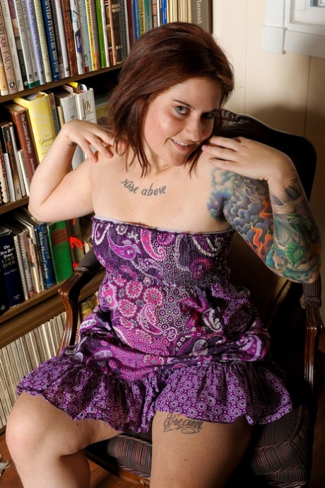 Fat inked Amateur Marie zeigt ihre saftige Fotze und große Beute in einem Solo