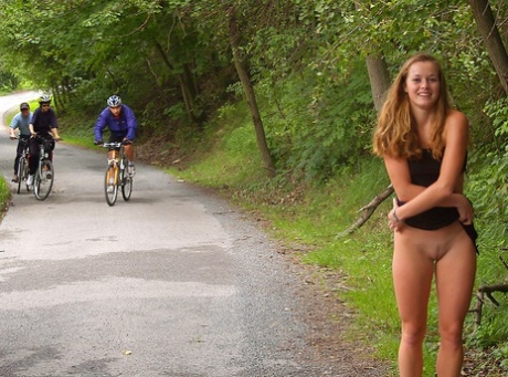 Bezwstydna amatorska niemiecka nastolatka Dagmar chodząca publicznie nago po tyłku