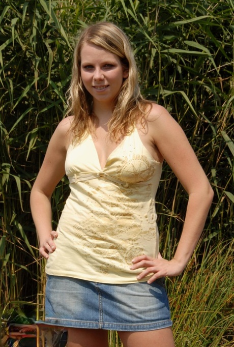 Sladká blonďatá teenagerka Susie vystavuje svá velká prsa a roztahuje svůj zadeček venku