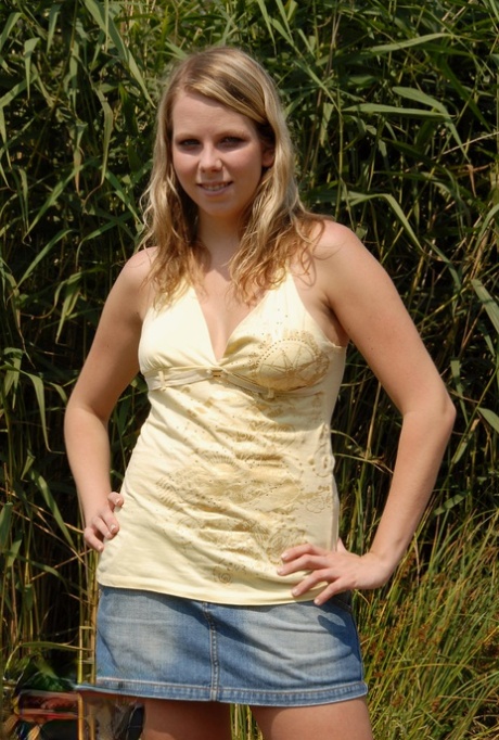 Lief Blondine Tiener Susie displays haar grote borsten en spreads haar twat outdoors