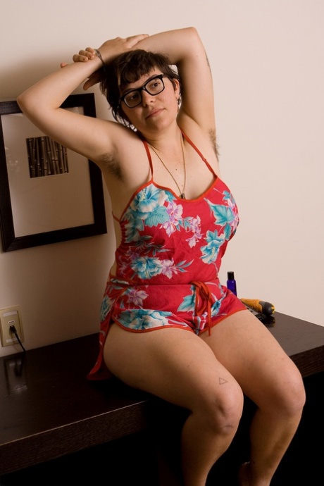 Hippieamatören Ester visar upp sina stora naturliga bröst och leker med sin håriga fitta