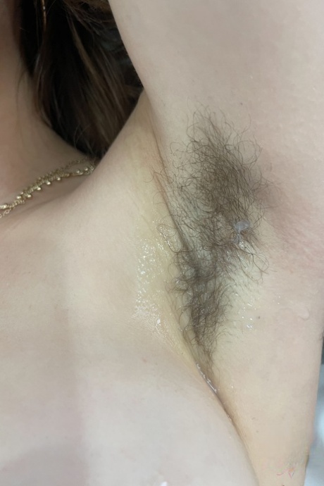 Amateur Fiona Sprouts zeigt ihre Titten und haarigen Achseln und spreizt ihre kahle Fotze