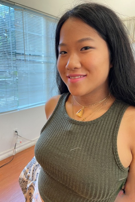 Азиатская девушка Алона Блум обнажает свои лысые дырочки и большую попку вблизи
