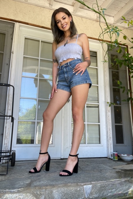 Sexy Freundin Bella Luna zeigt Ihre schönen Titten & Ihre rasierte Muschi