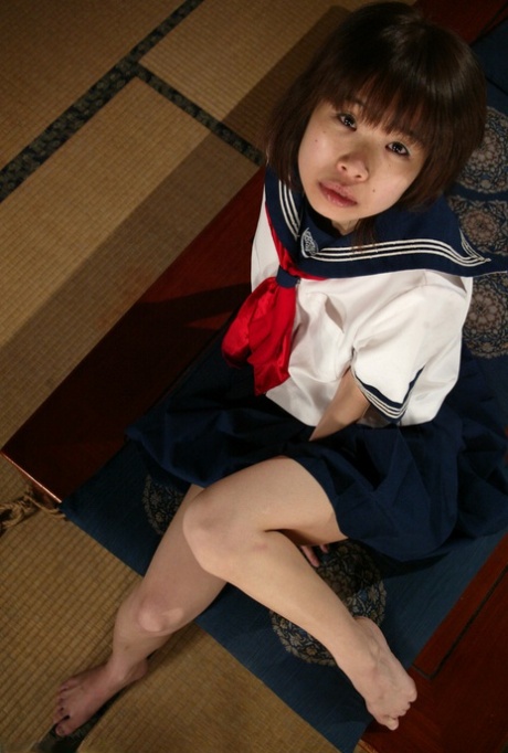 Misa, une adolescente japonaise brune, se fait raser les parties génitales par un dominateur.