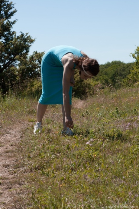 Amateur hippie Shaya desnudarse en la naturaleza y frotando su arbusto peludo