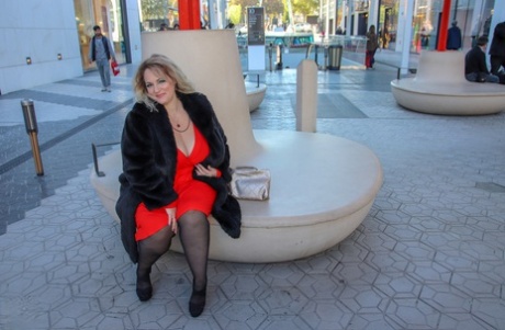 Mollige Spanierin Musa Libertina posiert in ihren sexy Outfits in der Öffentlichkeit