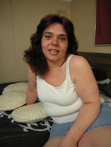 Mamá amateur Jasmina dedos su coño y se burla con su cuerpo gordo en una cama