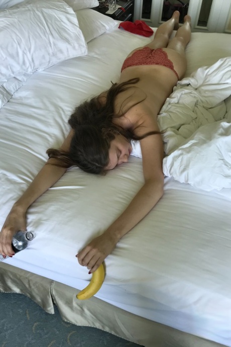 A russa Elena Koshka mostra a sua cona peluda numa compilação de fotos de férias