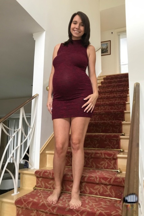 Těhotná přítelkyně Cece Capella rozpoutání její velká prsa a šíří její kundička