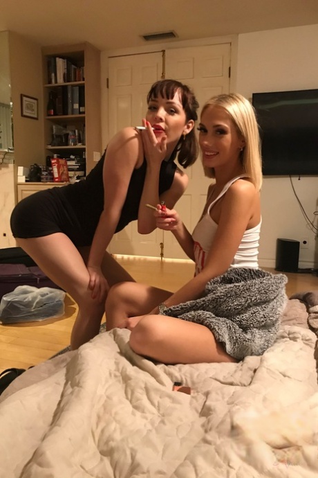 Petite lesbian babes Aliya Brynn & Sky Pierce sprida sina rakade fittor