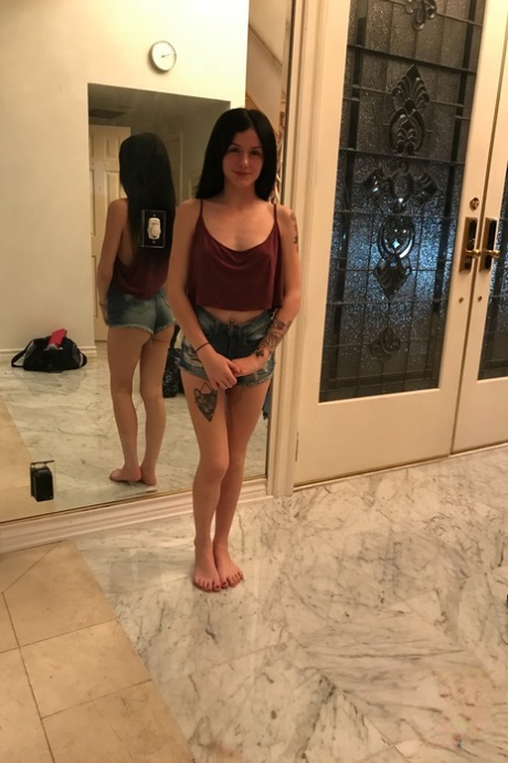 Petite Teen Rosalyn Sphinx zeigt ihren großen Hintern und ihre winzigen Titten