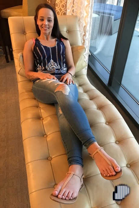 Колумбийская девушка Эмили Кэш демонстрирует свои сексуальные ноги в сольной компиляции