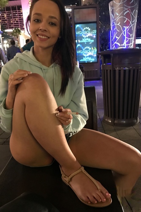 Den colombianske kæreste Emily Cash viser sine sexede fødder frem i sin solocompilation