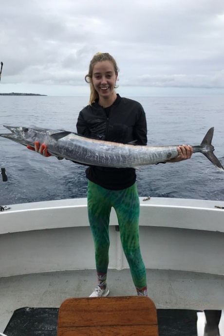 Den søte amatørkjæresten Haley Reed blottlegger sine harde brystvorter og tar på fitta si