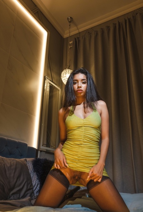 Sexy ebony teen Valery Ponce odhaluje její sexy zadek a šíří její díry