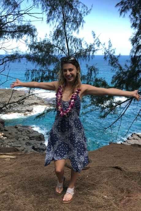 Amatörflickvännen Kristen Scott visar upp sin heta rumpa när hon poserar på stranden