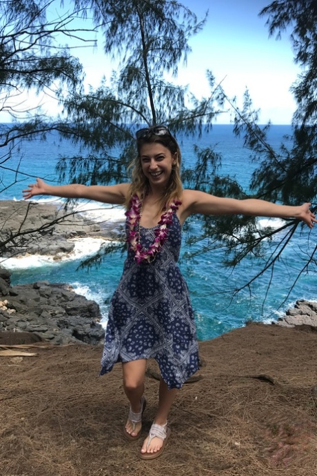 Amateurvriendin Kristen Scott pronkt met haar lekkere kontje terwijl ze poseert op het strand