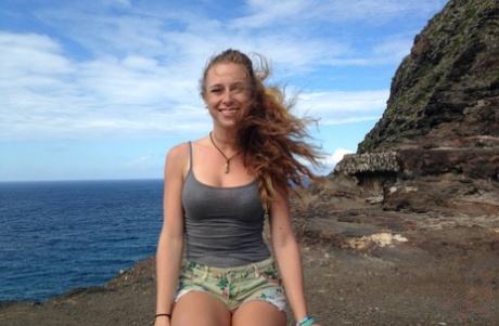 业余女友泰勒-怀特（Taylor Whyte）穿着紧身衬衫和短裤在海边搔首弄姿