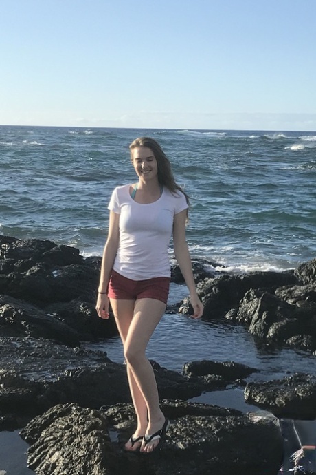 Den blonde amatør Ashley Lane viser sin krop frem i bikini på stranden