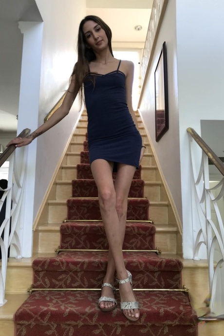 La amateur de piernas largas Natalia Nix muestra sus agujeros de cerca