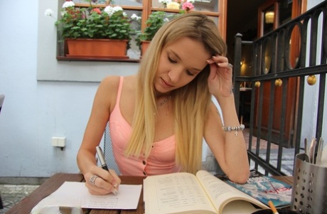 Estudante loira gira mostra os seus buracos apertados e desfruta de sexo POV escaldante