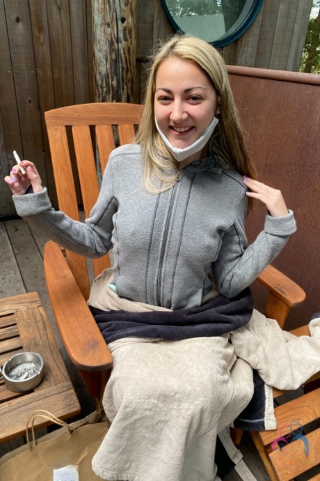 Schattige amateur Lily Adams plaagt met haar geschoren kut met een ingebrachte tampon