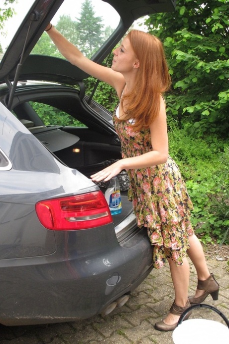 Den rødhårede tysker Meine Fotze stripper og onanerer offentligt i bilen