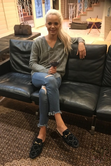 Skinny amatör flickvän Elsa Jean visar sin söta röv på olika platser