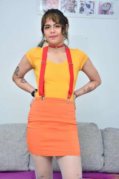 Latina Tiener Lulu Ninfo shows haar klein tieten & fucks wearing fishnet panty