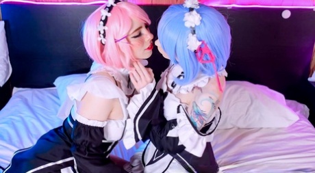 Kåt anime babes masturbere med dildoer i en trekant lesbisk