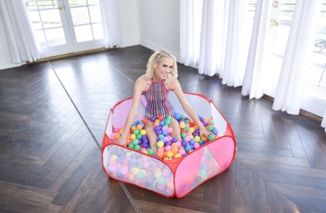 Blonde Tiener Sky Pierce wordt geneukt in hete posities in een gekleurde ball pit