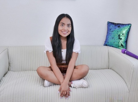 Mooie Aziatische tiener Luna Mills geniet van hardcore POV seks met haar stiefbroer