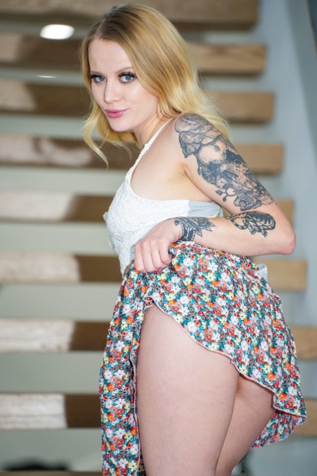 A adolescente loira com tatuagens Paris White revela o seu corpo e faz sexo POV apaixonado