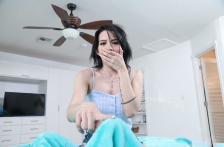 Brunetní teenagerka Riley Jean se zapojuje do tabuizované sexuální akce se svým nevlastním bratrem