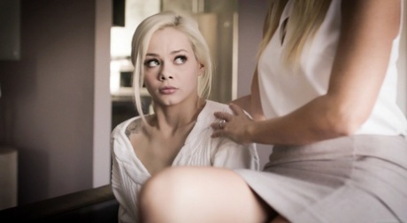 La teenager Elsa Jean e la sua mamma adottiva troia leccano la figa e si scambiano lo sperma in un 3some FFM