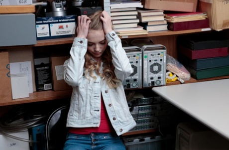 Lana Sharapova, uma adolescente que roubou uma loja, é enrabada durante uma revista íntima