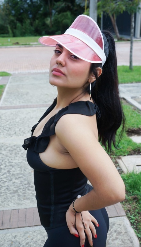 黑发少女卡米拉-瓦尔多维诺（Camila Valdovino）挺起大乳房，含住鸡巴