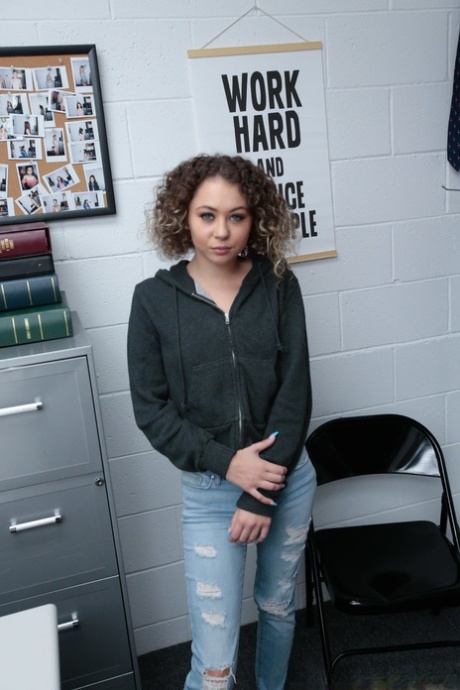 A adolescente de cabelo encaracolado Allie Addison é castigada e fodida por roubar