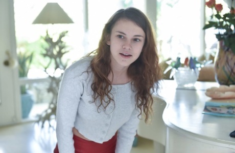 Sladké teen Ellie Eilish bliká její zadek na její nevlastní otec, než se dostane vrazil