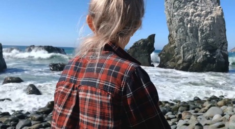 Американская красотка с большой попкой Ева Элфи наслаждается интенсивным сексом на природе