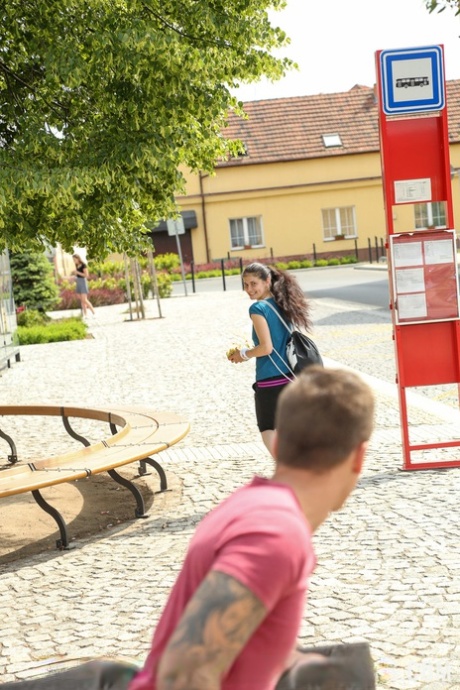 Ciemnowłosa nastolatka Lexy B ruchana palcami i kutasem na zewnątrz