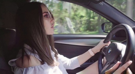 Geil tiener luxe meisje enjoys wild outdoor seks na masturberen in haar auto